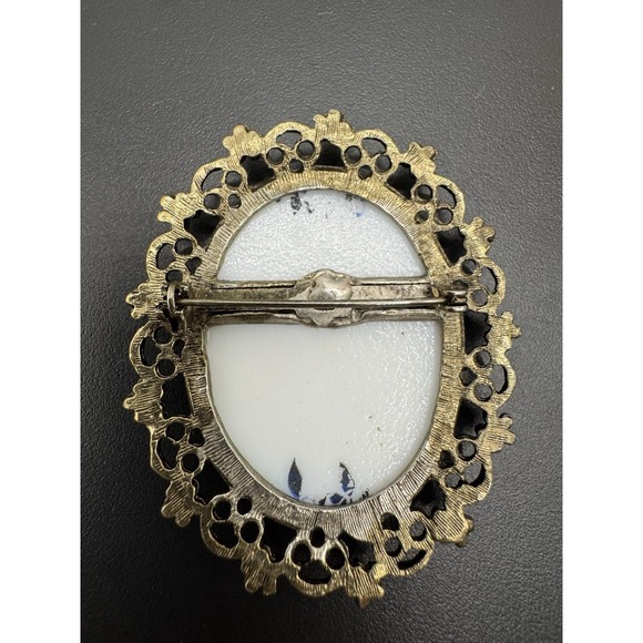 Vintage Blue And Pink Flower Brooch With Decorative Border - Picture 2 of 9